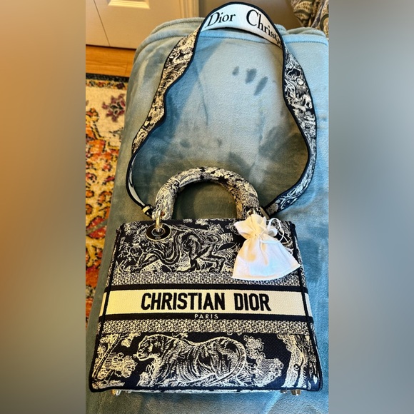 100% Authentic Dior: Medium Lady D-Lite Bag, Canvas Blue Toile de Jouy Embroider - Picture 15 of 15